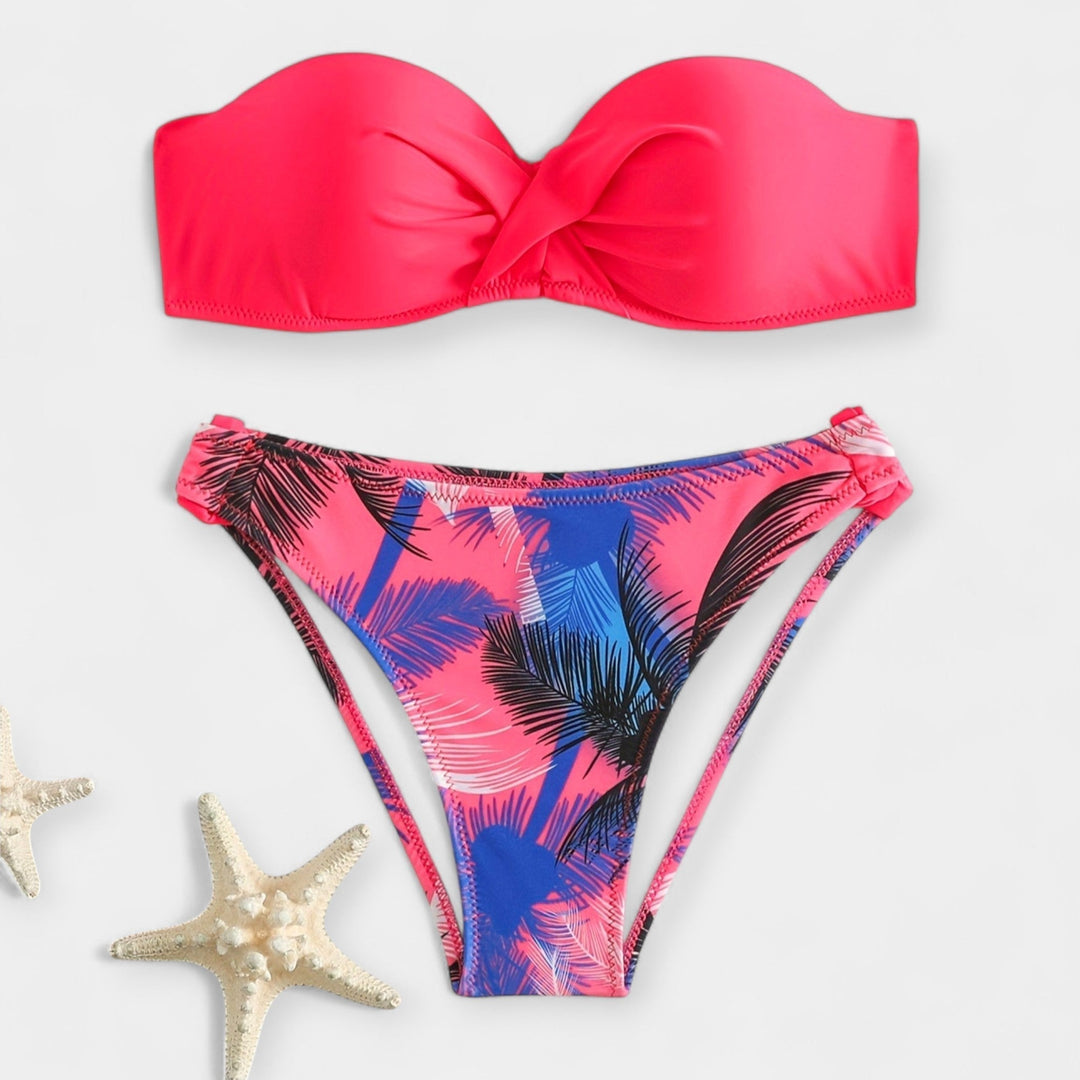 Seksīgais bikini ar atvērtu muguru un stiliem